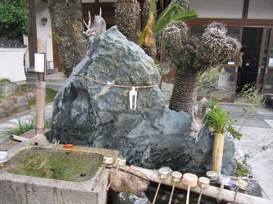 萅